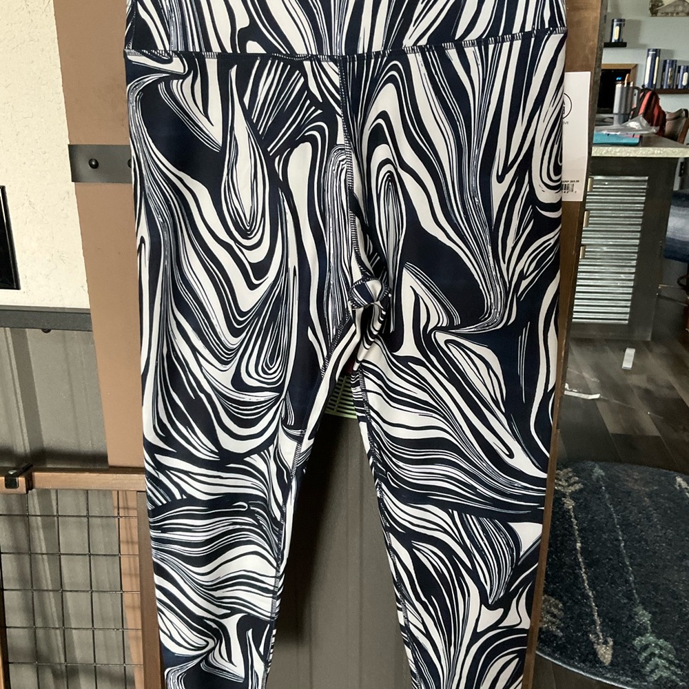 Black & White Swirl Leggings